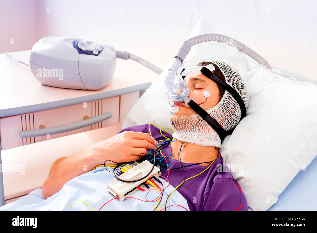Patient souffrant du syndrome d'apnée obstructive du sommeil (SAOS)  connecté l'appareil de ventilation en pression positive continue (CPAP)  Limoges Photo Stock - Alamy