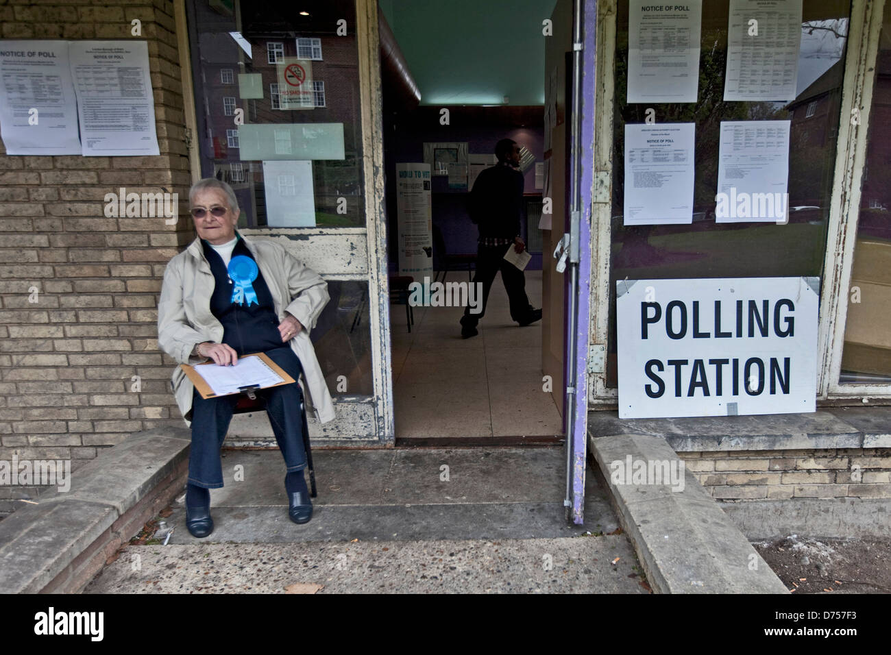 Signes de vote avec des gens qui vont et viennent, au nord-ouest de Londres 2012 Banque D'Images