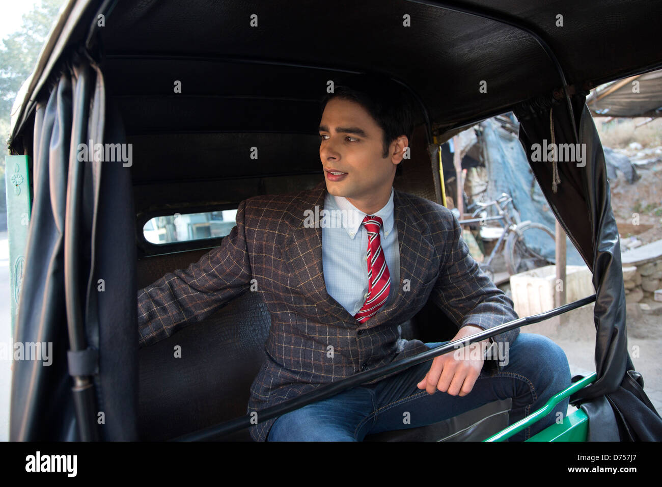 Homme d'affaires voyageant dans un auto rickshaw Banque D'Images