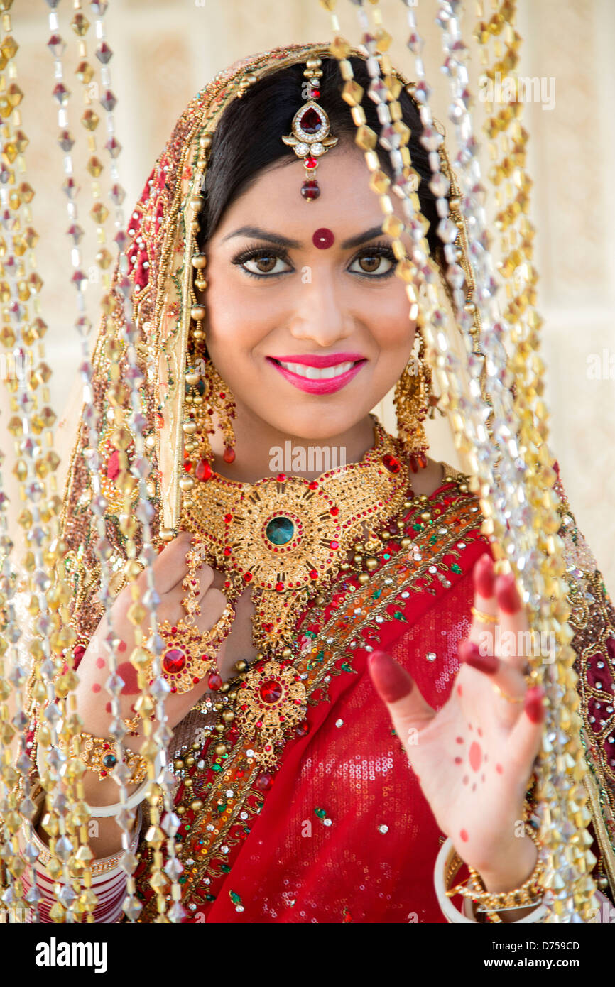 Belle Mariée indienne en robe de mariage traditionnelle Photo Stock - Alamy