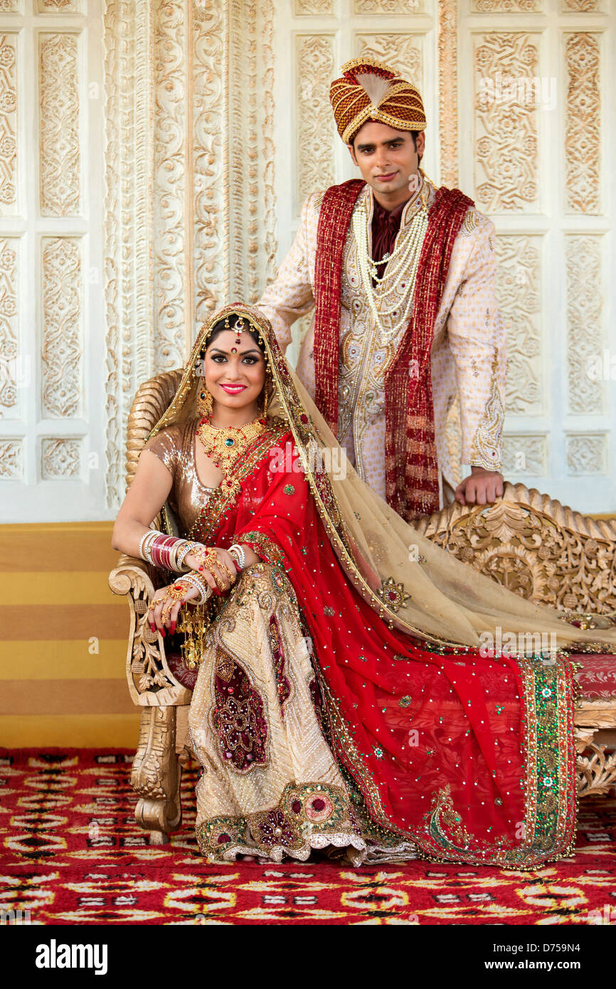 Indian mariés en robe de mariage traditionnelle Photo Stock - Alamy