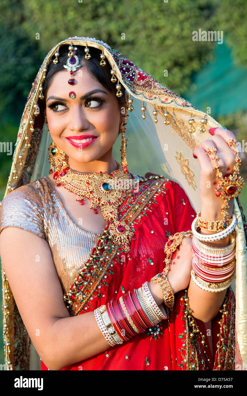 Belle Mariée indienne en robe de mariage traditionnel et posing Photo Stock  - Alamy