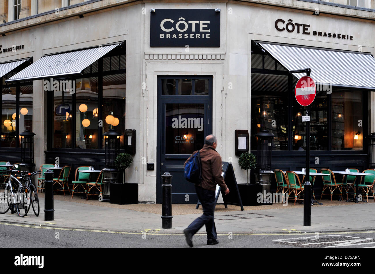 Un homme marche dernières côte Brasserie, un restaurant français à Londres, au Royaume-Uni. Banque D'Images