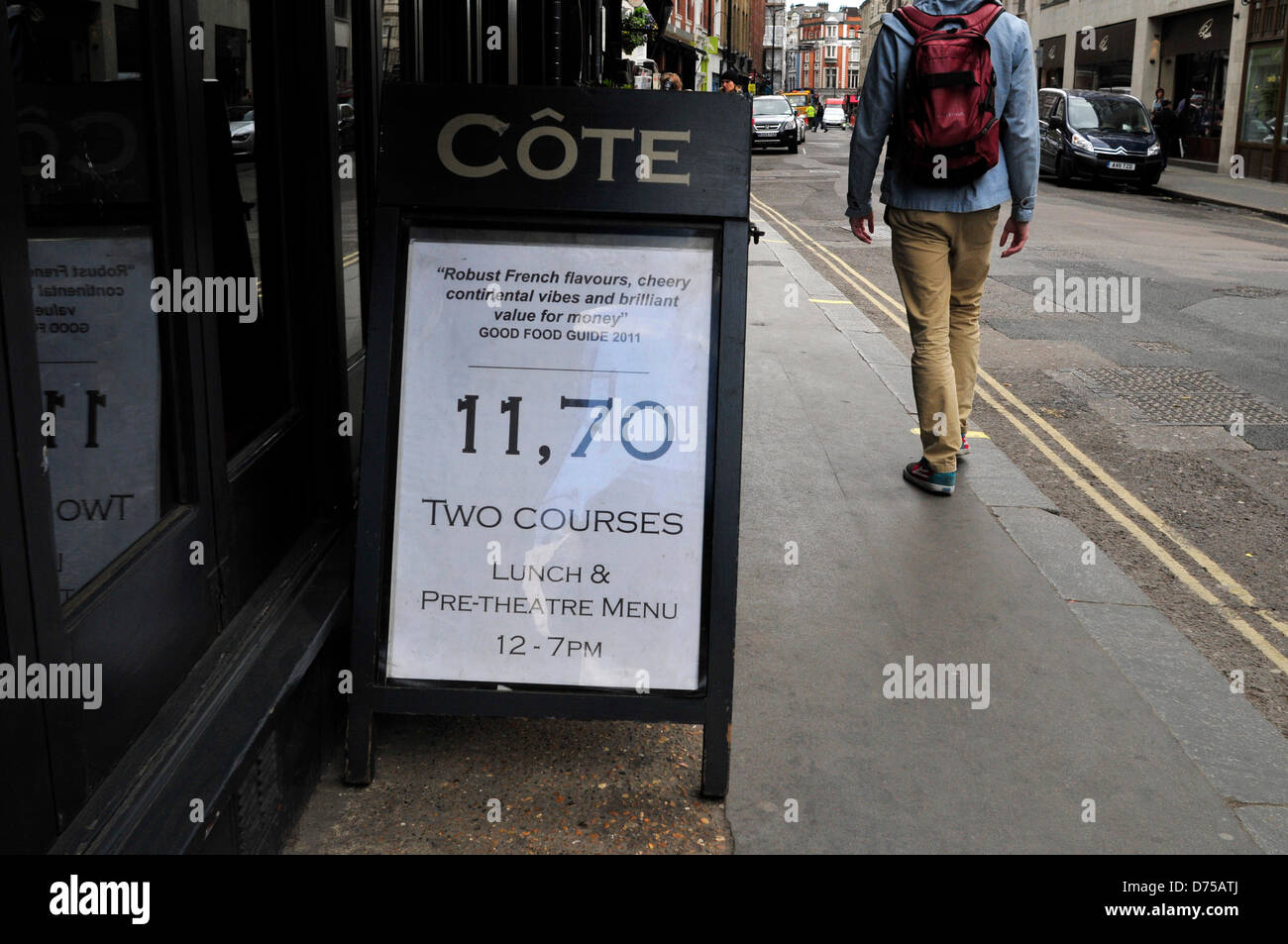 Un signe de la chaussée à l'extérieur de la côte belge à Soho, Londres, Royaume-Uni. Banque D'Images