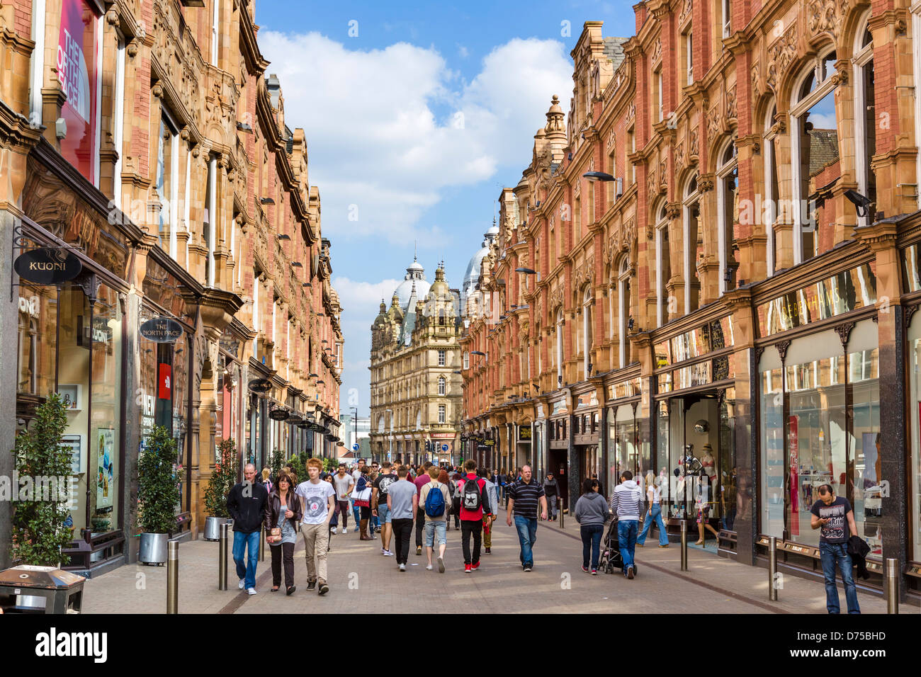 Boutiques sur la rue King Edward historique dans le quartier Victoria, Leeds, West Yorkshire, Royaume-Uni Banque D'Images