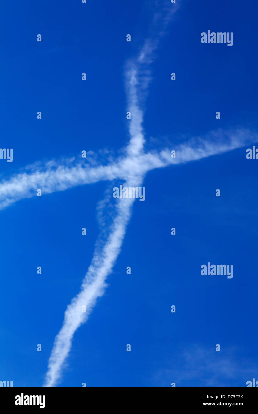 Traînée de condensation de l'air formant une croix dans le ciel Banque D'Images