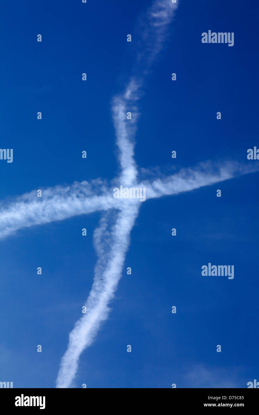 Traînée de condensation de l'air formant une croix dans le ciel Banque D'Images
