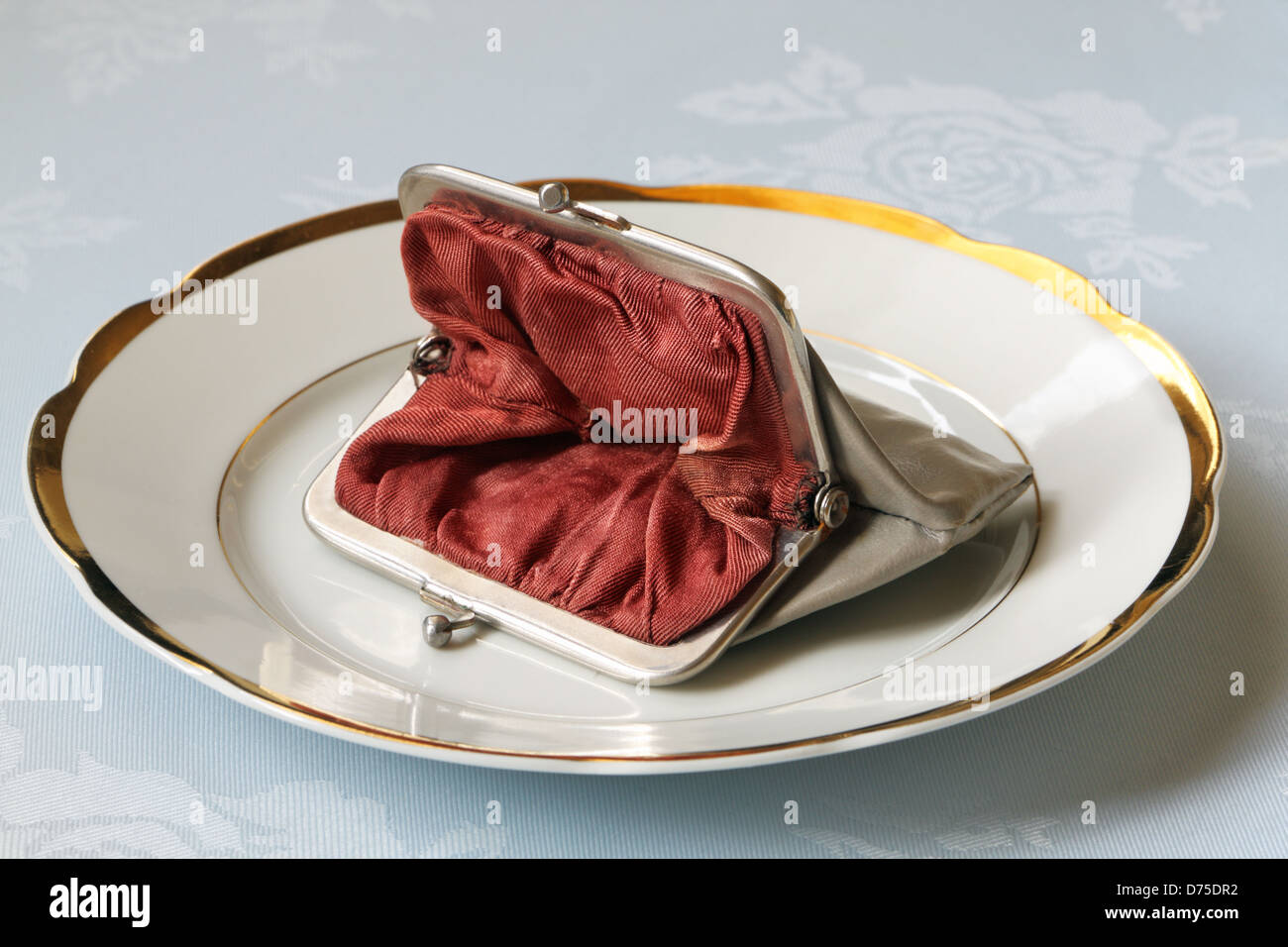 Vide poche sur la porcelaine blanche avec liseré doré Banque D'Images