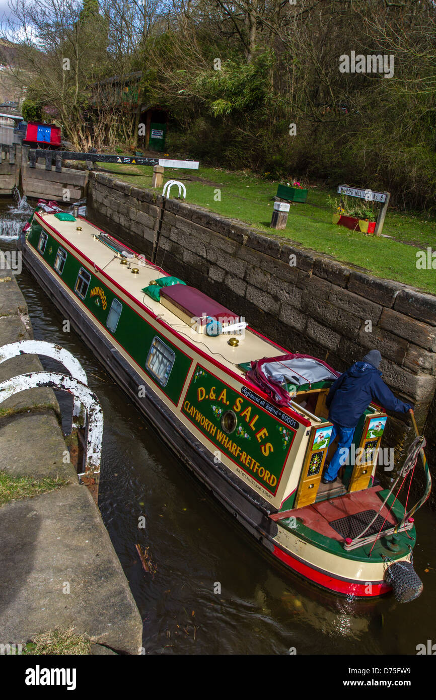 La saisie d'un Mayroyd 8 verrou de blocage de l'usine, dans le canal de Rochdale, Hebden Bridge Banque D'Images