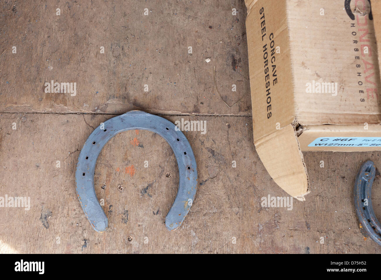 Nouveau horseshoe sur le plancher de l'atelier de maréchaux-ferrants Banque D'Images