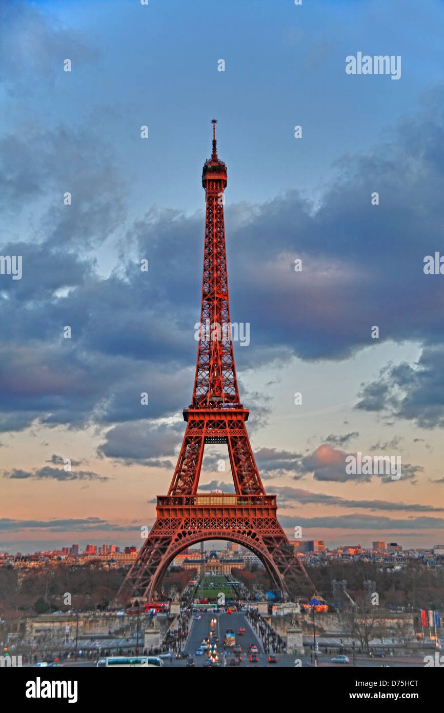 À la tombée de la Tour Eiffel, Paris, France Banque D'Images