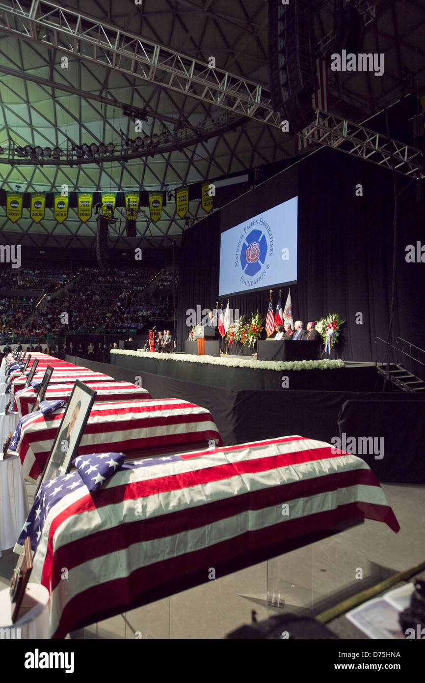 Les pompiers montent la garde devant des cercueils recouverts de drapeaux américains au cours du service commémoratif à Waco, Texas Banque D'Images