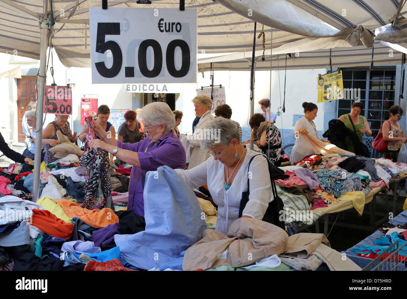 Aquapendente, Italie, les femmes achètent des vêtements à un marché hebdomadaire Banque D'Images