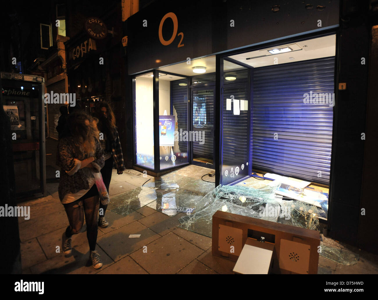 Une boutique de téléphonie mobile a été vandalisée par des émeutiers dans le nord de Londres, Camden Town le 9 août 2011. Les émeutes et les pillages ont Banque D'Images