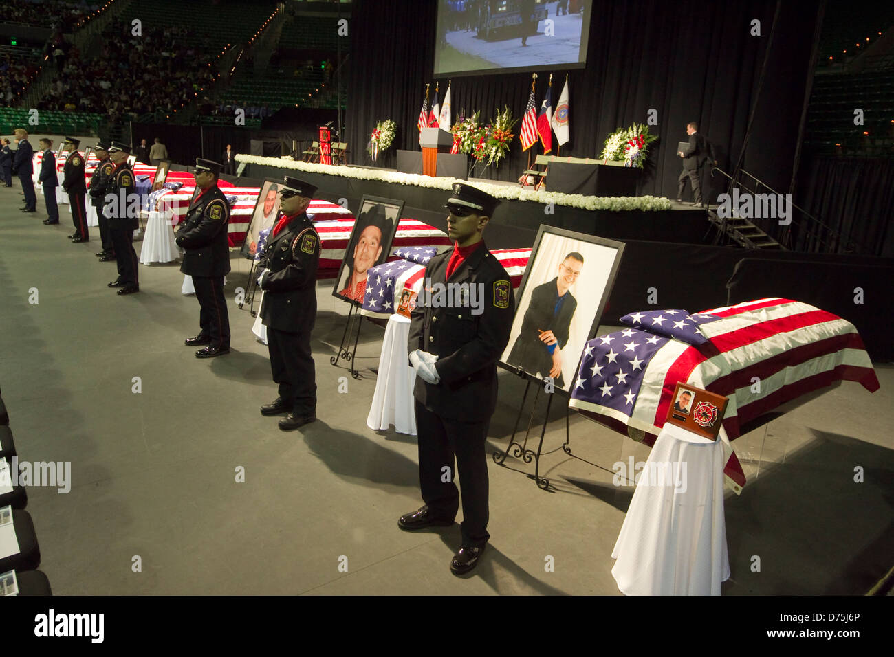 Les pompiers montent la garde devant des cercueils recouverts de drapeaux américains au cours du service commémoratif à Waco, Texas Banque D'Images