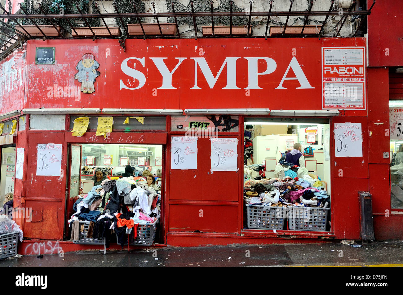 Magasin de vêtements sympa à Montmartre Paris France Europe Photo Stock -  Alamy