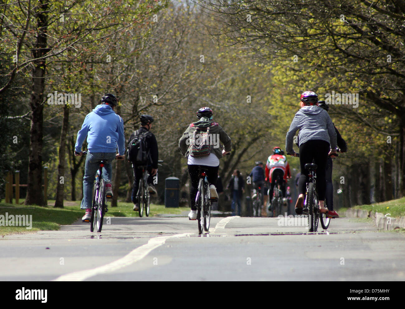 Groupe de jeunes amis sur leurs vélos sur un large sentier en vélo le long du front de mer de Swansea Banque D'Images