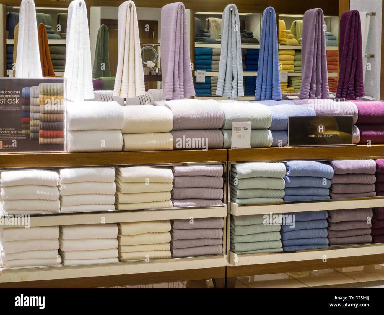 Macy's Home Department, des piles de serviettes, NYC, USA Banque D'Images