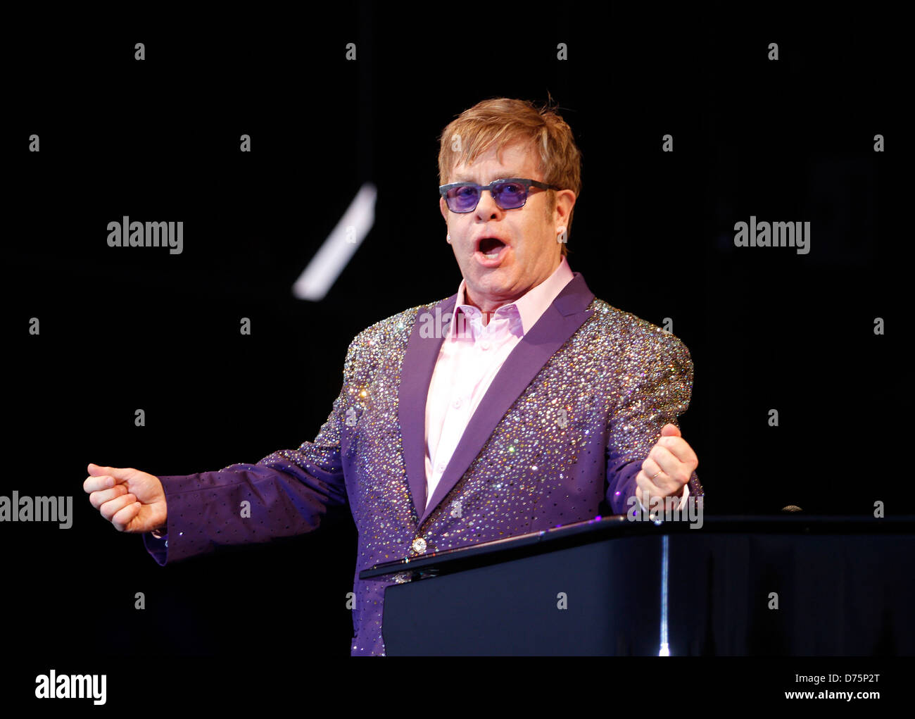 Musicien anglais Sir Elton John effectue au cours d'un événement en direct dans l'île des Baléares espagnoles d'Ibiza. Banque D'Images