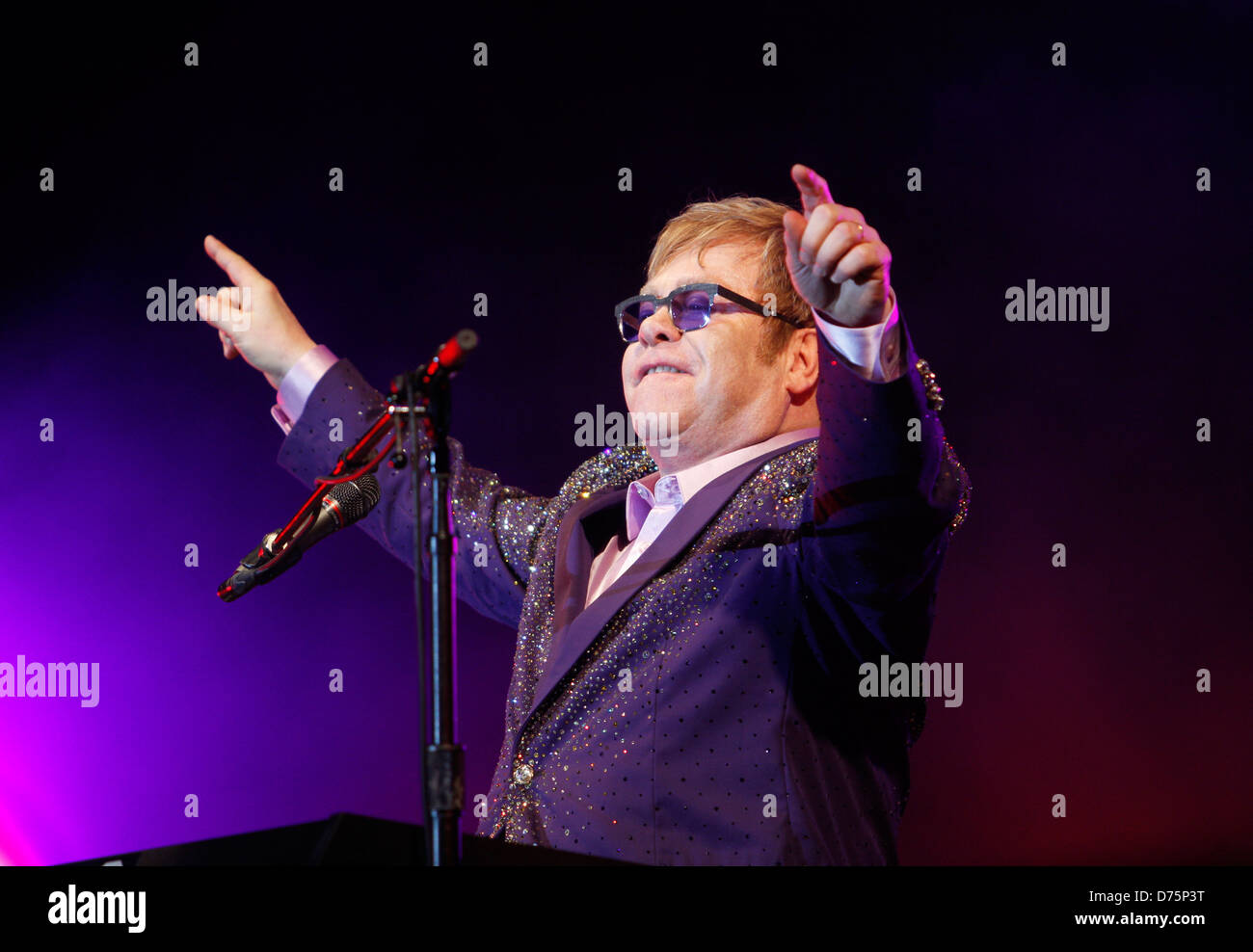 Musicien anglais Sir Elton John effectue au cours d'un événement en direct dans l'île des Baléares espagnoles d'Ibiza. Banque D'Images