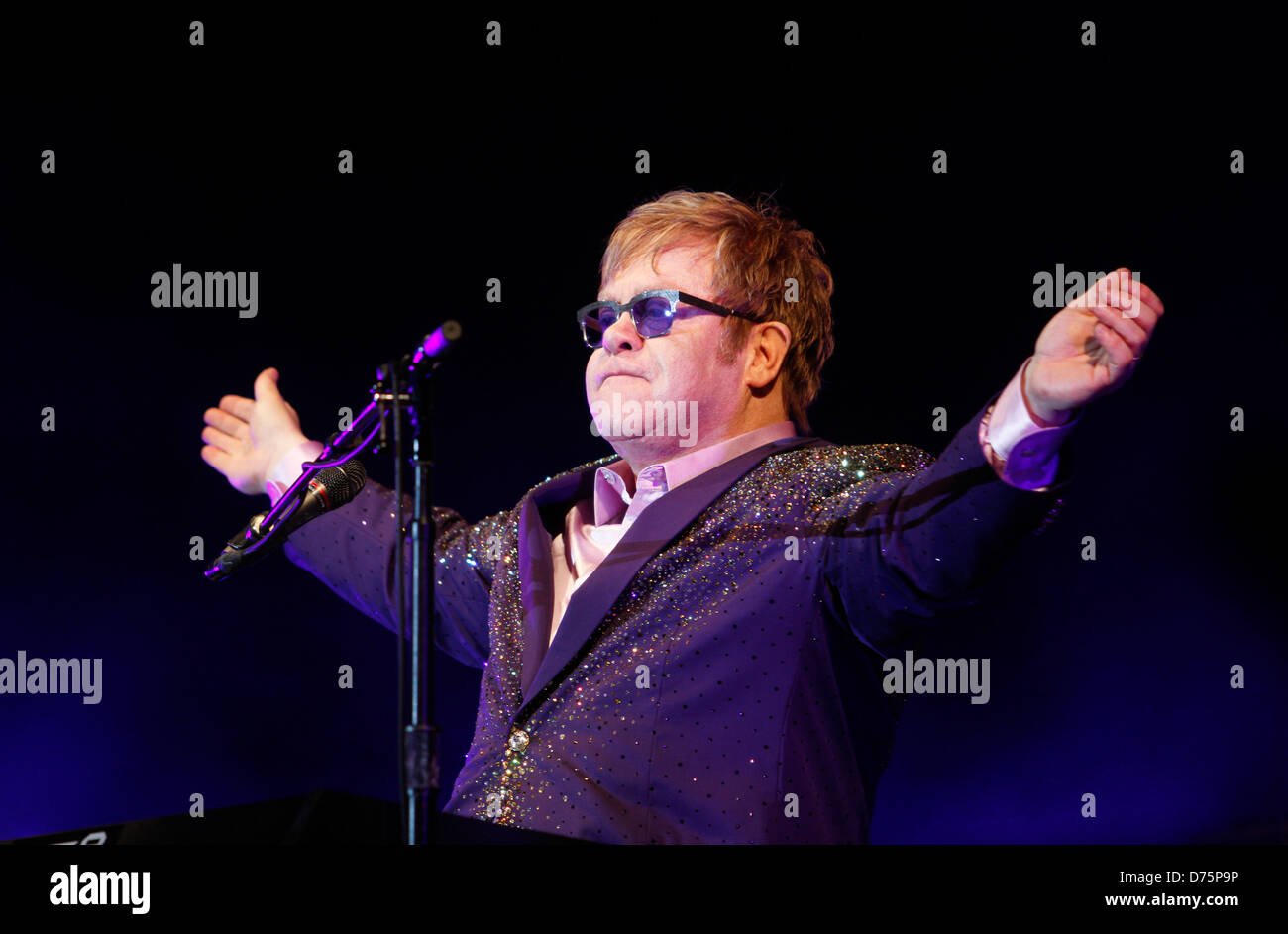 Musicien anglais Sir Elton John effectue au cours d'un événement en direct dans l'île des Baléares espagnoles d'Ibiza. Banque D'Images