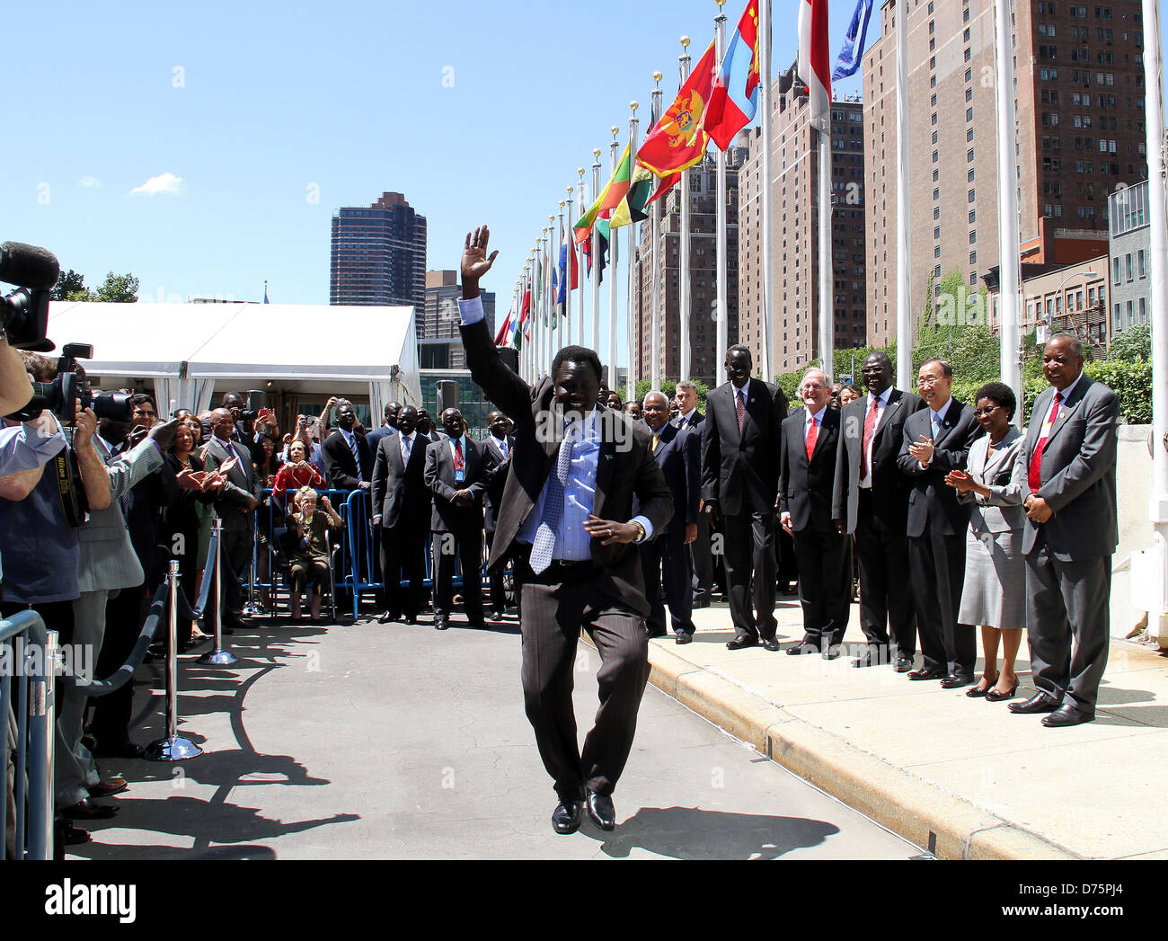 Le drapeau du Soudan du Sud vole à l'extérieur de l'Organisation des Nations Unies, après une cérémonie de lever du drapeau le jour de l'Assemblée générale a voté pour Banque D'Images