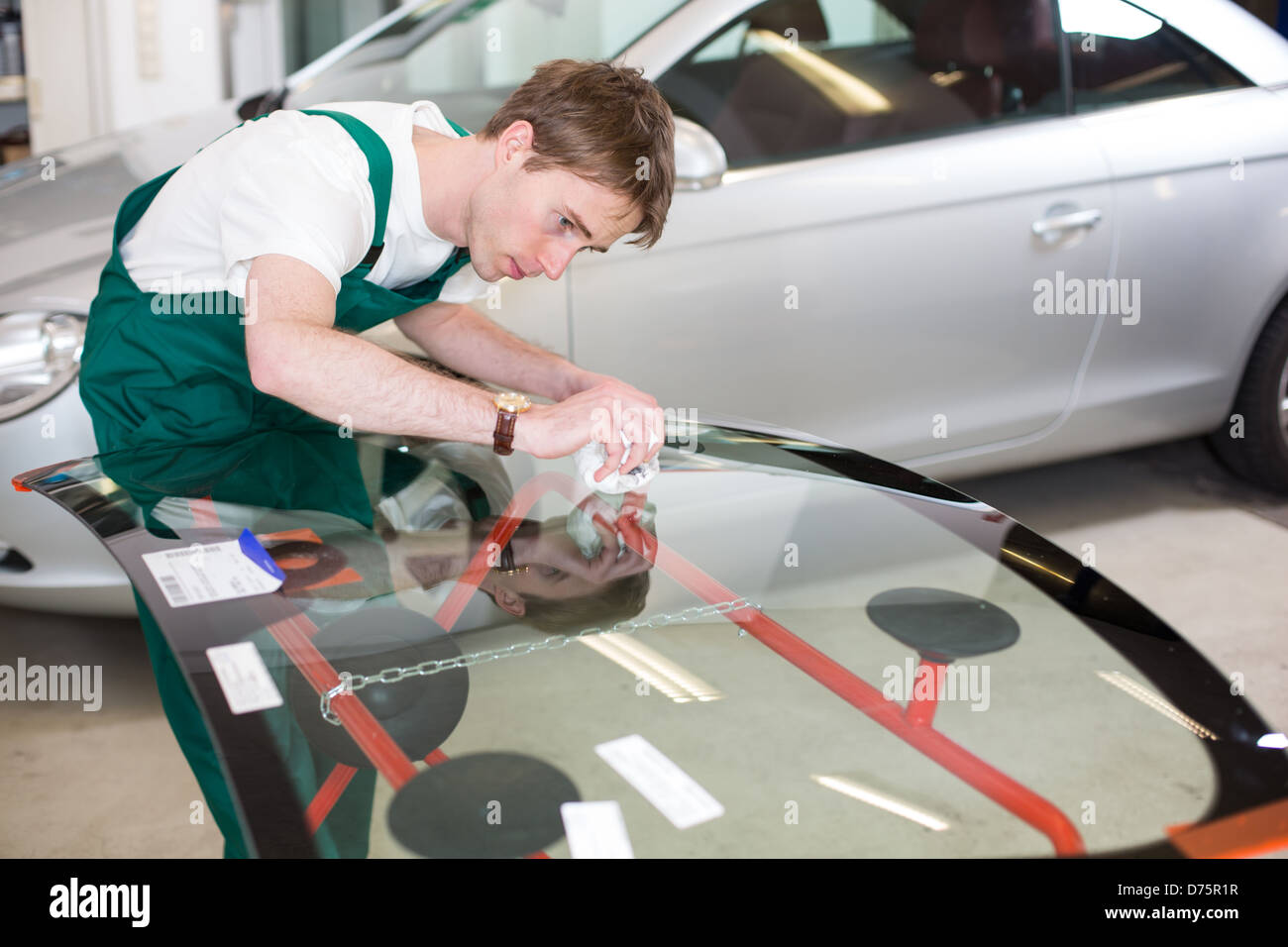 Traitement des pare-brise de voiture ou poseur de pare-brise en verre en garage Banque D'Images