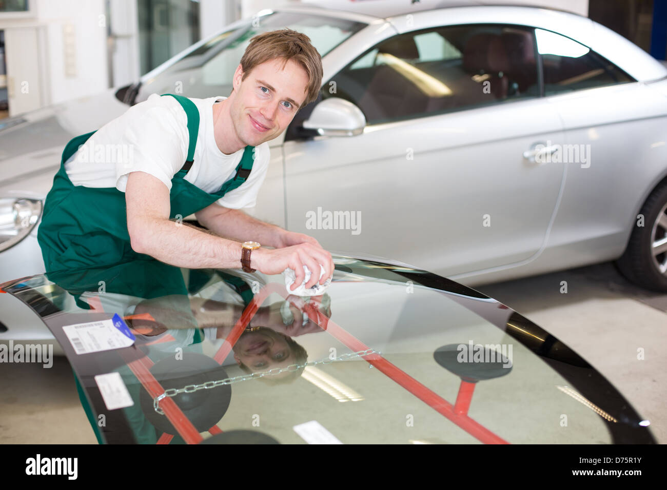 Traitement des pare-brise de voiture ou poseur de pare-brise en verre en garage Banque D'Images