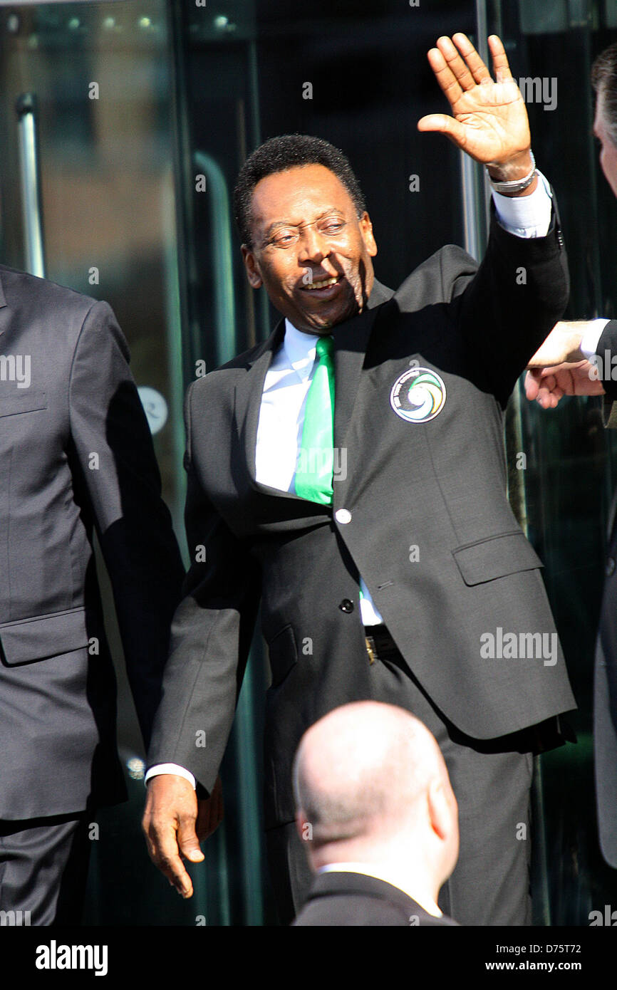 Pele aka 'Edison' Edson Arantes do Nascimento donne une vague comme il quitte le Lowry Hotel pour regarder le nouveau vs Manchester United Banque D'Images