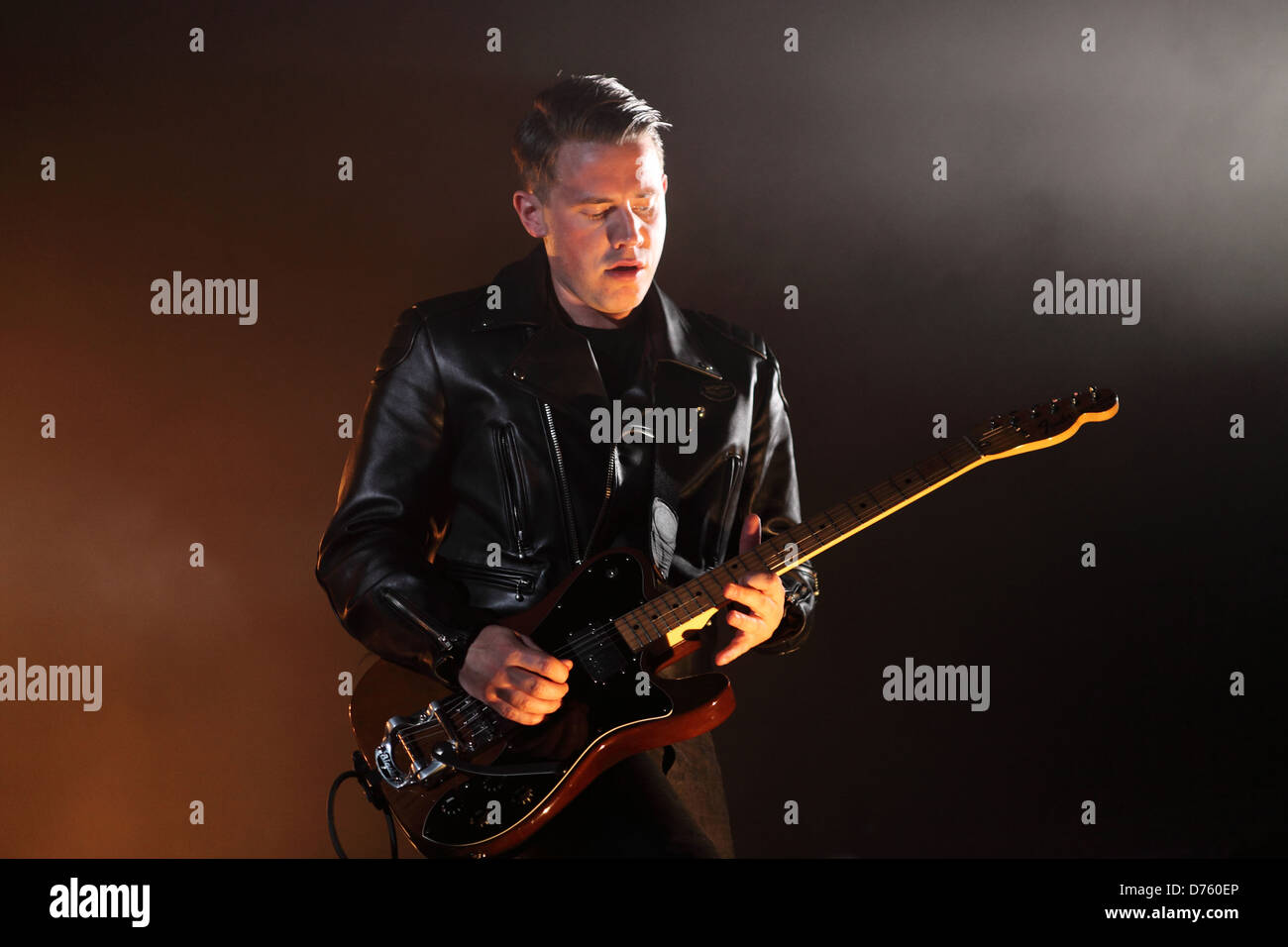 Jamie Cook les Arctic Monkeys live au centre de divertissement Adelaide, Australie - 10.01.12 Banque D'Images Jamie Cook les Arctic Monkeys live au centre de divertissement Adelaide, Australie - 10.01.12 Banque D'Images