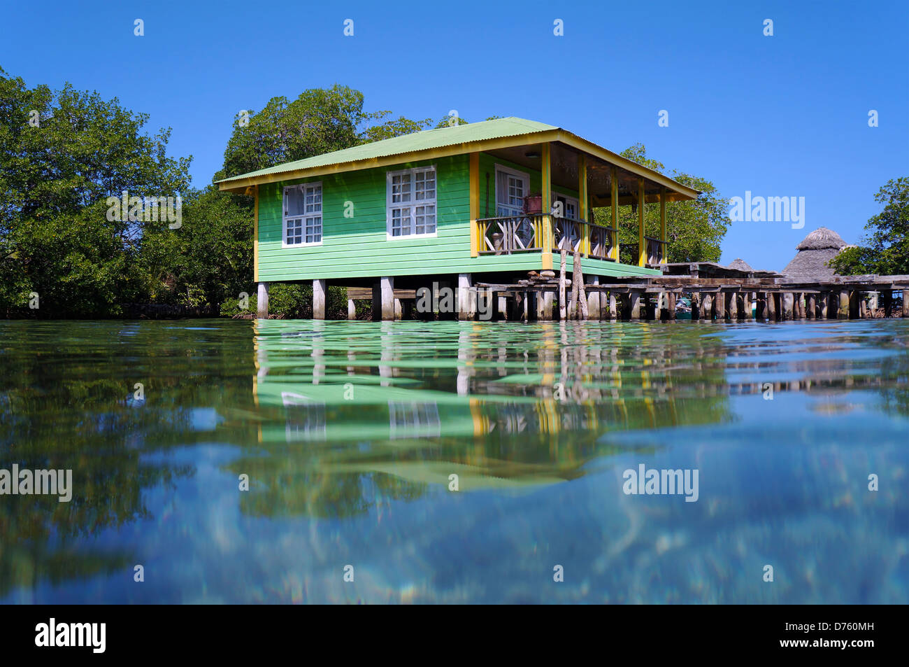 Scieries de maison sur pilotis sur la mer des Caraïbes, l'archipel de Bocas del Toro, Panama, la mer des Caraïbes Banque D'Images