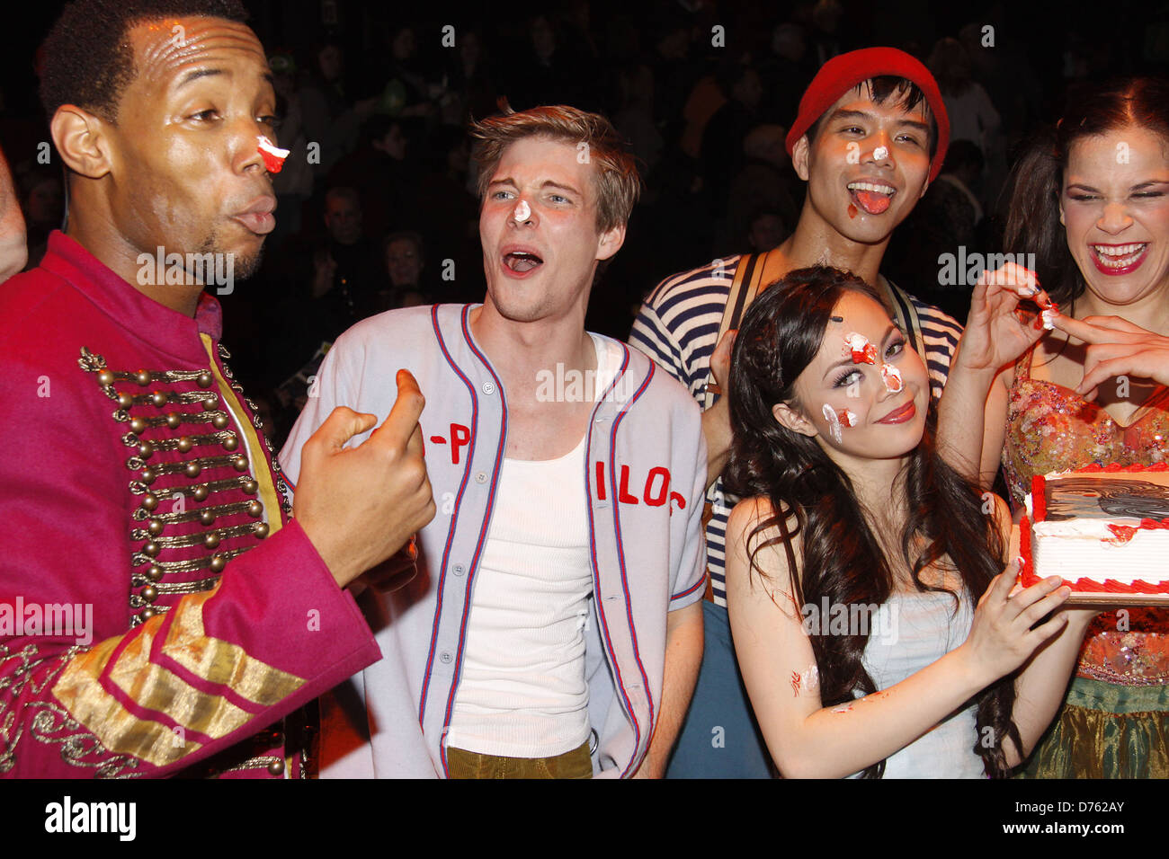 Wallace Smith, Hunter Parrish, Telly Leung, Anna Maria Perez de Tagle et Lindsay Mendez La 100e exécution de la Broadway Banque D'Images