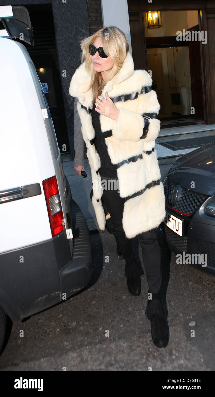 Kate Moss a le déjeuner dans un restaurant dans le quartier de Mayfair et puis retourne à son hôtel à Londres, Angleterre - 03.02.12 Banque D'Images