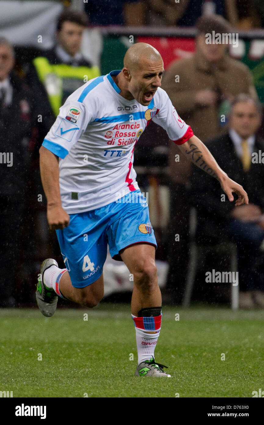 Sergio Almiron (Catania), le 28 avril 2013 - Football / Soccer : Italien 'Serie' un match entre Milan 4-2 Catania au stade Giuseppe Meazza à Milan, Italie. (Photo de Maurizio Borsari/AFLO) Banque D'Images