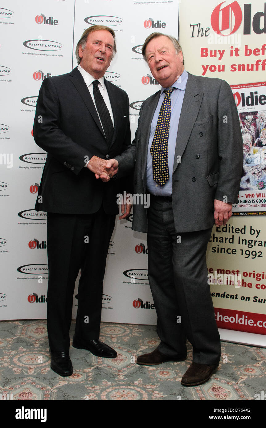 Sir Terry Wogan et Ken Clarke, l'ancien de l'année Awards 2012 - arrivées. Londres, Angleterre - 07.02.12 Banque D'Images