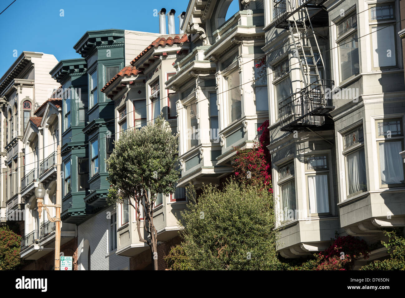 Maisons en rangée North Beach San Francisco Californie // SAN FRANCISCO — maisons en rangée distinctives bordent une rue dans le quartier de North Beach. North Beach, historiquement connu sous le nom de quartier italien de San Francisco, s'est développé comme une importante zone de peuplement d'immigrants à la fin du XIXe siècle et au début du XXe siècle. Le quartier se caractérise par sa collection dense d'architecture résidentielle victorienne et édouardienne, dont une grande partie a été reconstruite après le tremblement de terre et l'incendie de 1906. North Beach se trouve à côté de Telegraph Hill et est délimitée par le quartier financier au sud et Fisherman's Wharf à T. Banque D'Images