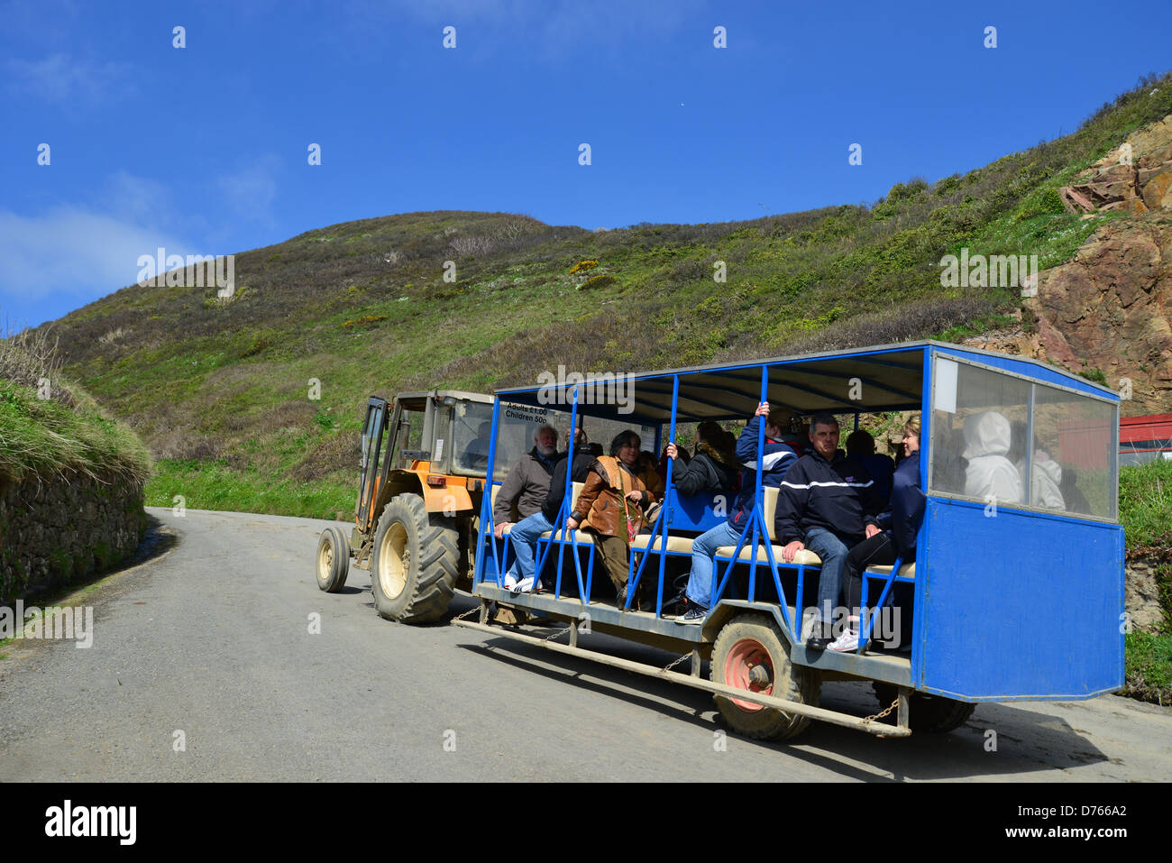 L 'toast-rack" tractées bus transportant les touristes jusqu'Harbour Hill, une plus grande Sark, Sark, bailliage de Guernesey, Channel Islands Banque D'Images