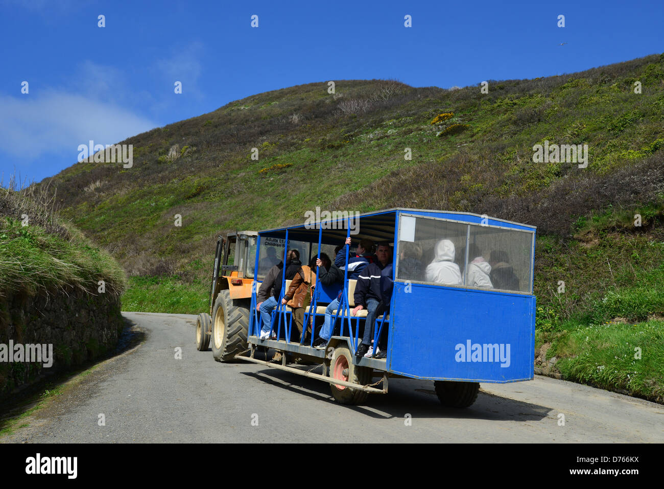 L 'toast-rack" tractées bus transportant les touristes jusqu'Harbour Hill, une plus grande Sark, Sark, bailliage de Guernesey, Channel Islands Banque D'Images