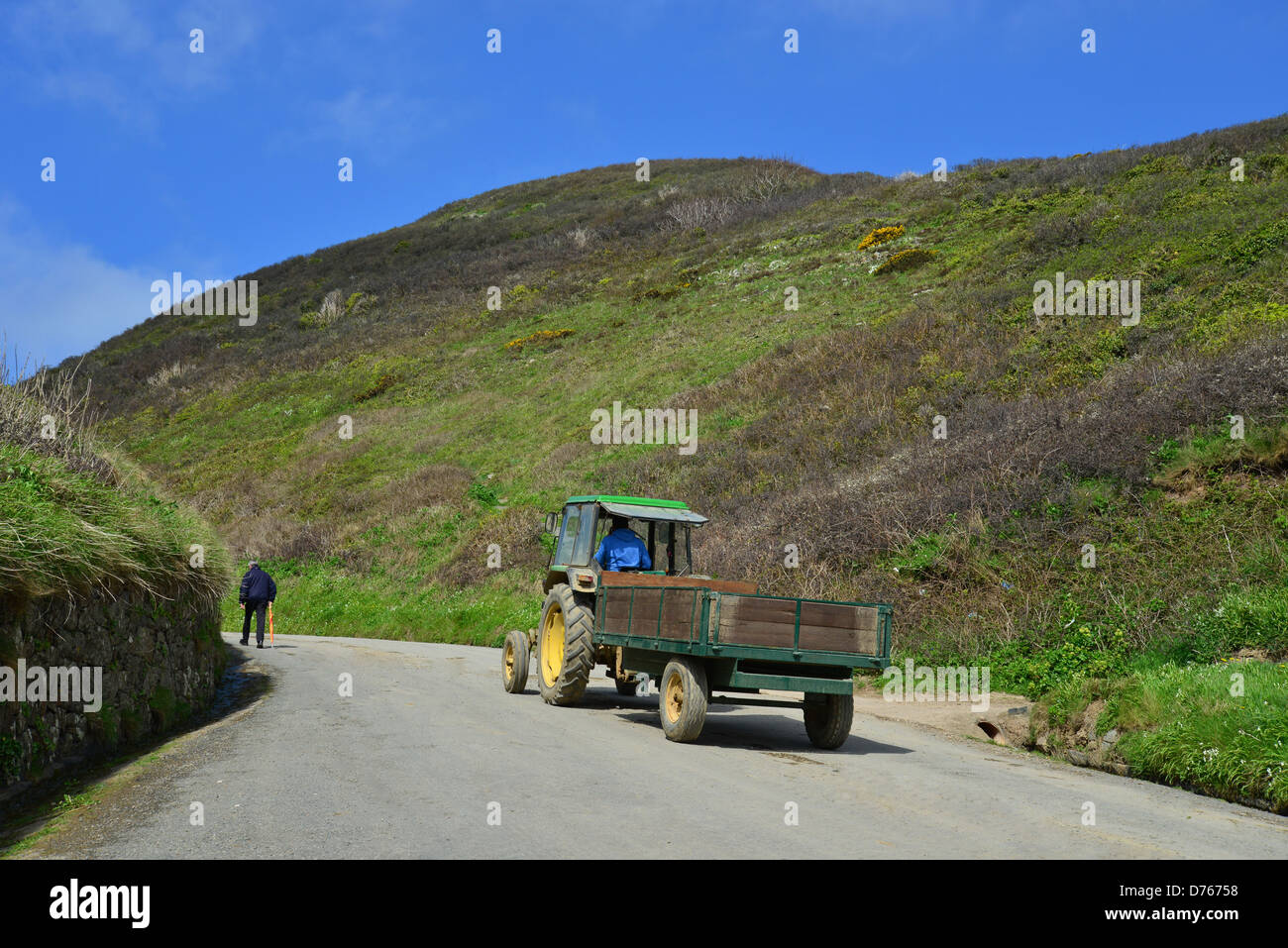 Tracteur et remorque transportant des fournitures jusqu'Harbour Hill, une plus grande Sark, Sark, bailliage de Guernesey, Channel Islands Banque D'Images