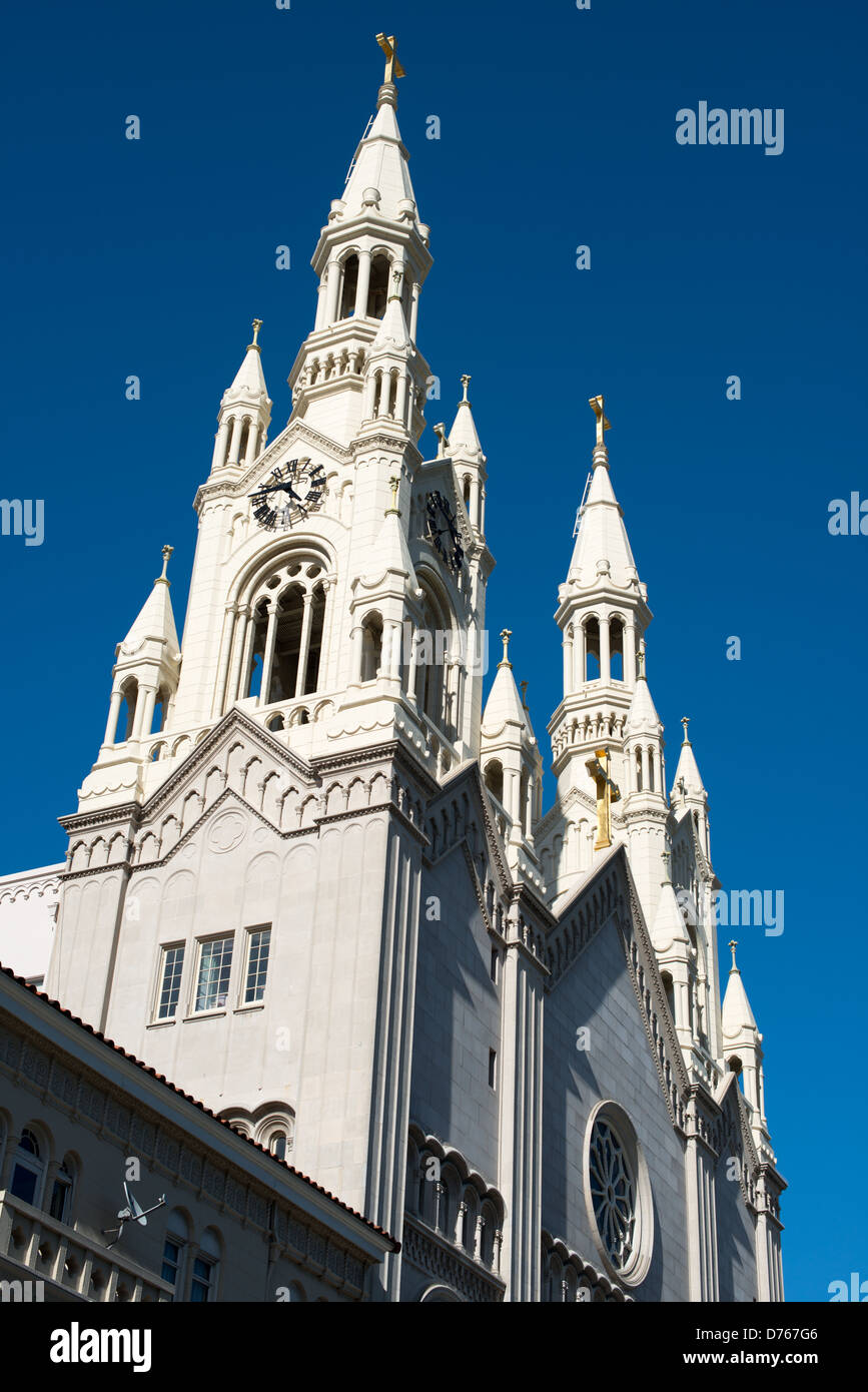 Église Saint-Pierre et Paul jumelles spires San Francisco // SAN FRANCISCO, Californie — les flèches jumelles de l'église Saint-Pierre et Paul s'élèvent au-dessus du quartier de North Beach. L'église catholique romaine, officiellement connue sous le nom d'église Saint-Pierre et Paul, dessert la communauté historiquement italo-américaine dans cette zone densément peuplée de la ville. L'église a été fondée au début du XXe siècle et est devenue un point de repère architectural important à North Beach. Le quartier, situé près de Fisherman's Wharf et du quartier financier, est largement considéré comme le cœur de l'Italie de San Francisco Banque D'Images