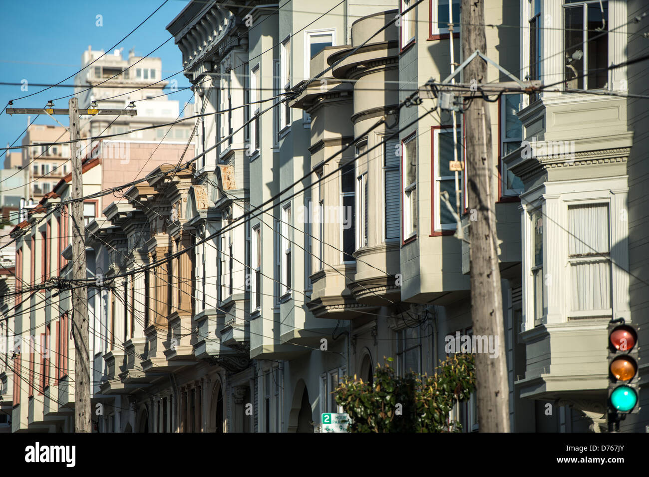 North Beach Row Houses San Francisco // SAN FRANCISCO — des maisons en rangée distinctives bordent une rue dans le quartier de North Beach. North Beach, historiquement connu sous le nom de Little Italy de San Francisco, est l'un des plus anciens quartiers de la ville et reste un quartier résidentiel populaire. Le quartier est situé dans la partie nord-est de San Francisco, bordé par Russian Hill, Chinatown et le quartier financier. North Beach abrite des familles italo-américaines depuis la fin du XIXe siècle et est plus tard devenu associé aux écrivains de la Beat Generation des années 1950 La région est connue pour son mélange de Banque D'Images