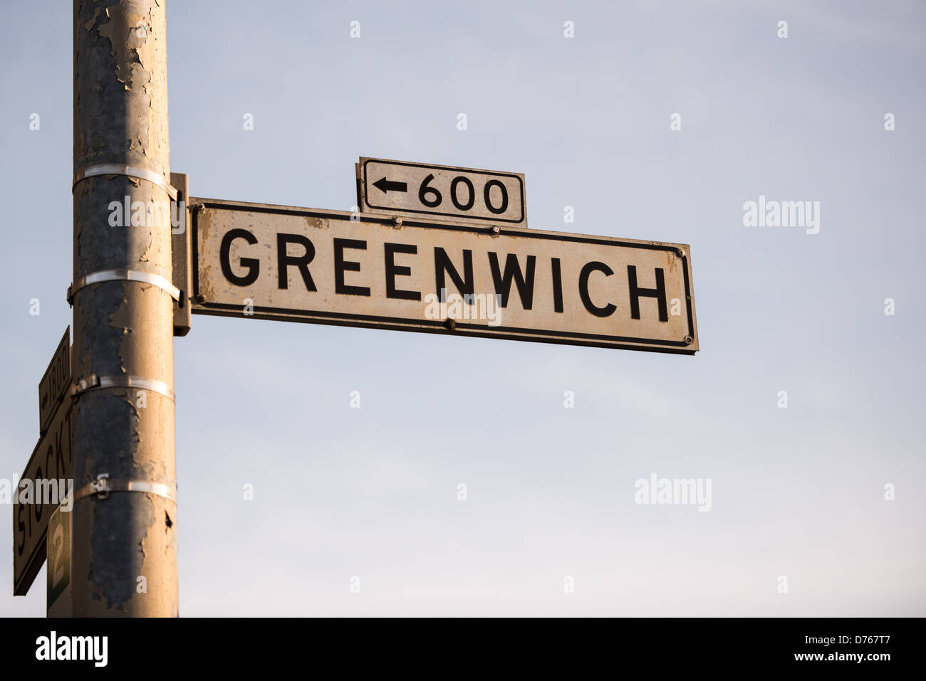 Panneau Greenwich Street North Beach San Francisco // SAN FRANCISCO — Un panneau de rue marque le 600 pâté de maisons de Greenwich Street dans le quartier North Beach de San Francisco. North Beach est largement considéré comme l'un des quartiers les plus historiques de la ville, connu pour son patrimoine italo-américain et son importance culturelle. Le quartier a servi de foyer à de nombreux écrivains, artistes et communautés bohèmes tout au long du XXe siècle. Greenwich Street s'étend d'est en ouest à travers cette zone densément peuplée, reliant le front de mer aux collines au-dessus. North Beach est adjacent à Fisherman's Wharf et Teleg Banque D'Images