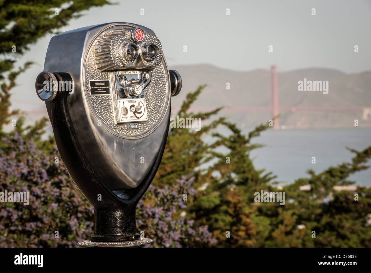 Jumelles Coit Tower Lookout Bridge San Francisco Californie // SAN FRANCISCO, Californie — les jumelles Lookout positionnées à Coit Tower sur Telegraph Hill offrent une vue sur le Golden Gate Bridge. La tour a été construite en 1933 à partir de fonds légués par Lillie Hitchcock Coit, une socialite et philanthrope de San Francisco qui a laissé de l'argent à la ville pour des projets d'embellissement. Coit Tower mesure 210 pieds de haut et sert à la fois de point de repère et de point d'observation surplombant la baie de San Francisco et la ville. La structure Art Déco abrite des peintures murales peintes par des artistes locaux pendant la dépression e. Banque D'Images