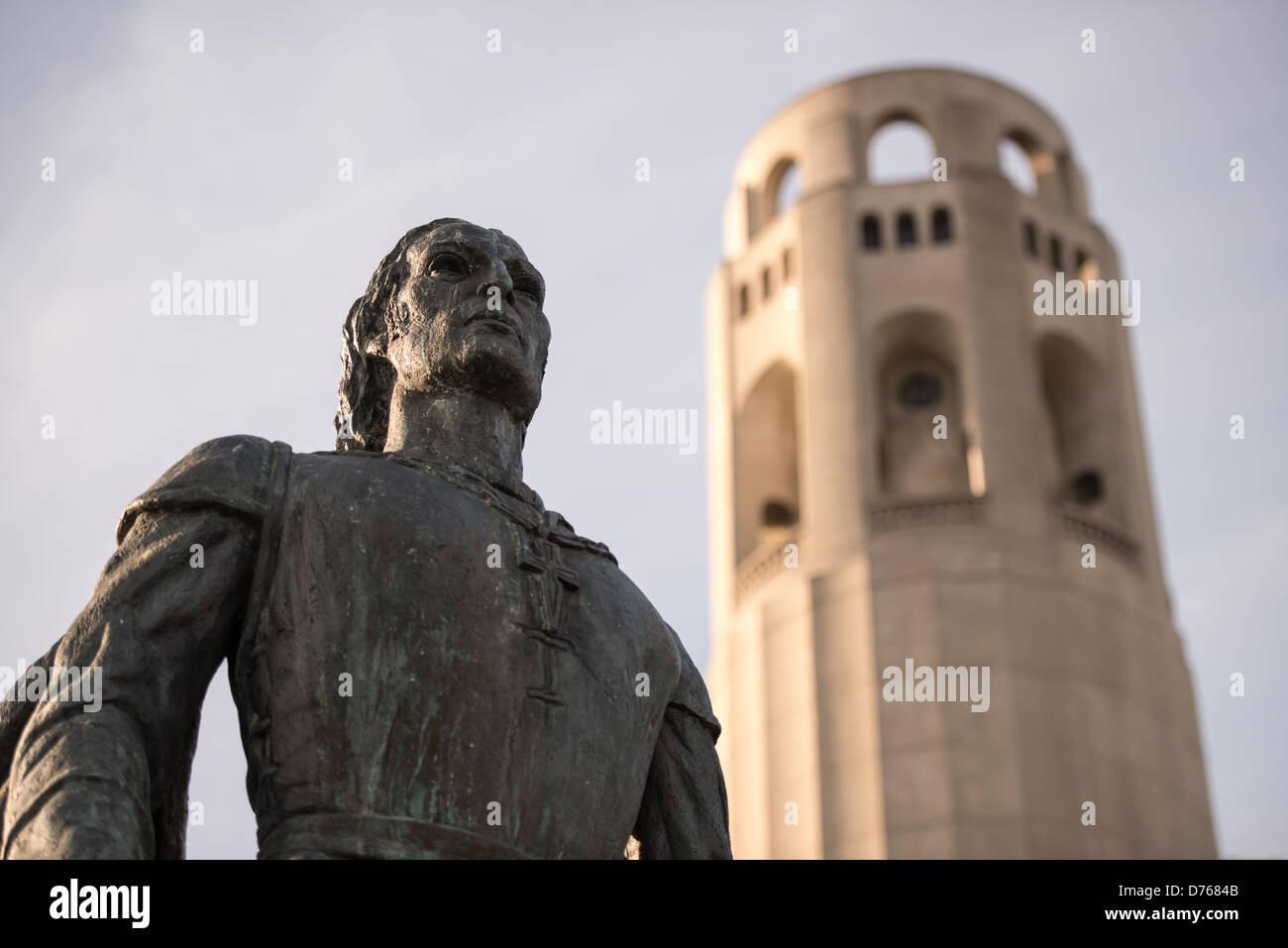 SAN FRANCISCO, Californie, États-Unis — Une statue en bronze de Christophe Colomb par le sculpteur Vittorio Colbertaldo se tient bien en vue au premier plan, tandis que l'emblématique Coit Tower s'élève au sommet de Telegraph Hill en arrière-plan. Cette juxtaposition met en valeur deux époques distinctes de l'histoire de San Francisco : la statue de l'explorateur représentant le passé maritime de la ville, et la Coit Tower Art Déco, construite en 1933, symbolisant le développement et le patrimoine architectural de la ville au XXe siècle. Banque D'Images