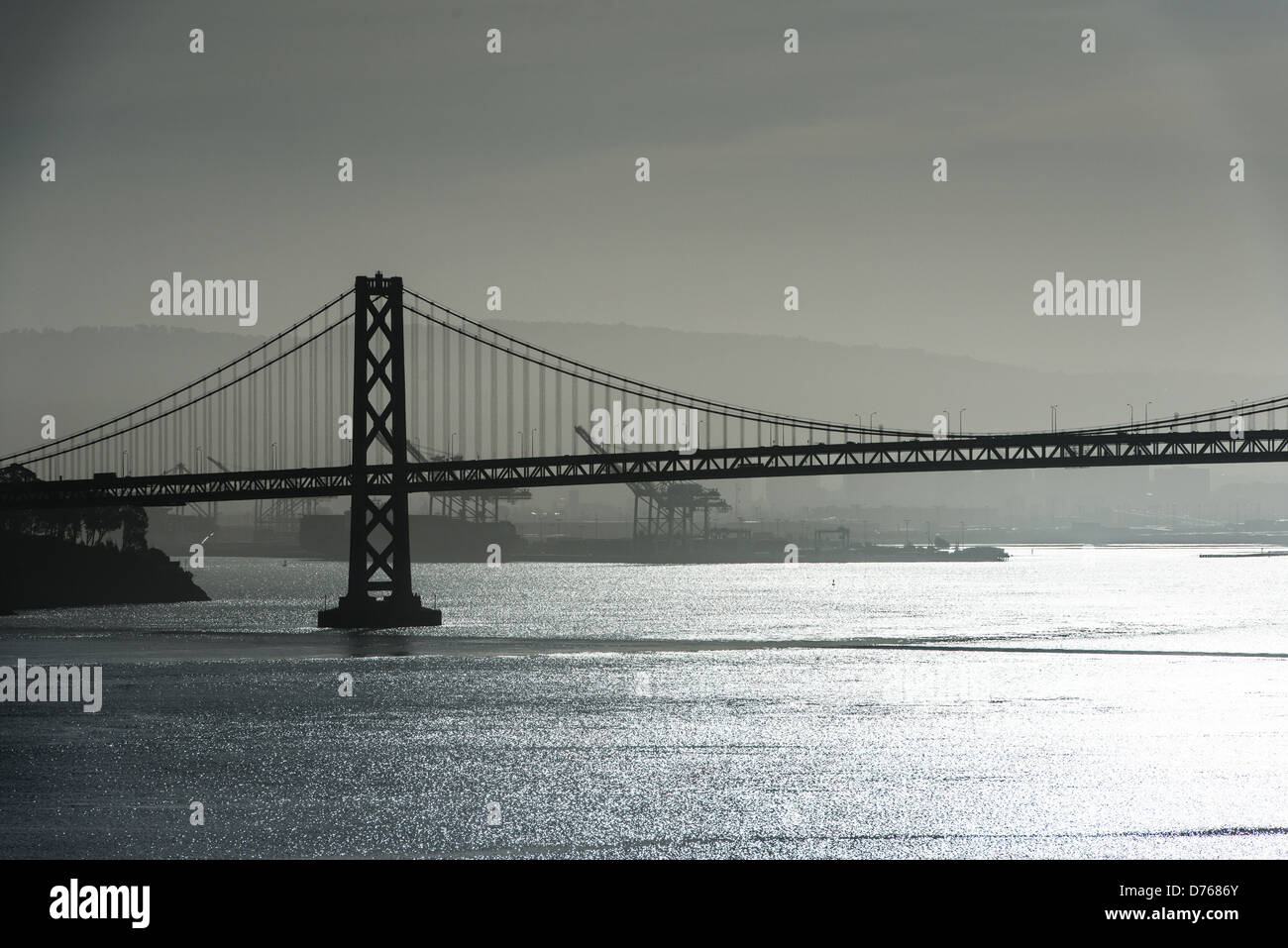 San Francisco Oakland Bay Bridge Silhouette San Francisco // Silhouette du San Francisco–Oakland Bay Bridge (connu localement sous le nom de Bay Bridge) qui relie San Francisco à Oakland à travers la baie de San Francisco. Banque D'Images