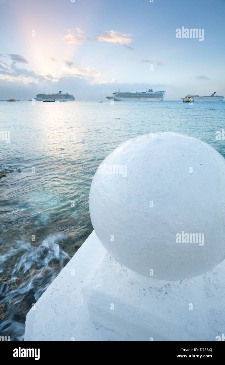 Les navires de croisière au port de Cozumel, Mexique. Banque D'Images