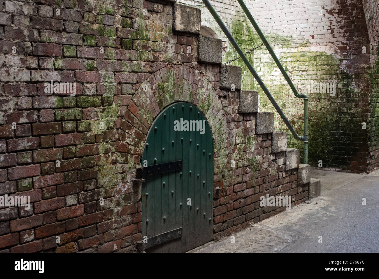 Porte du tunnel du pénitencier fédéral d'Alcatraz San Francisco // SAN FRANCISCO, Californie — tunnel souterrain situé au sous-sol du bâtiment 64 du pénitencier fédéral d'Alcatraz sur l'île d'Alcatraz dans la baie de San Francisco. Le bâtiment 64 faisait partie de l'infrastructure de la prison pendant son fonctionnement en tant que pénitencier fédéral de 1934 à 1963. Alcatraz abritait certains des criminels les plus notoires d'Amérique, y compris Al Capone et Robert Stroud, et était largement considéré comme l'une des prisons les plus sûres des États-Unis. L'établissement de l'île fait maintenant partie de la Golden Gate National Recreation Area Banque D'Images