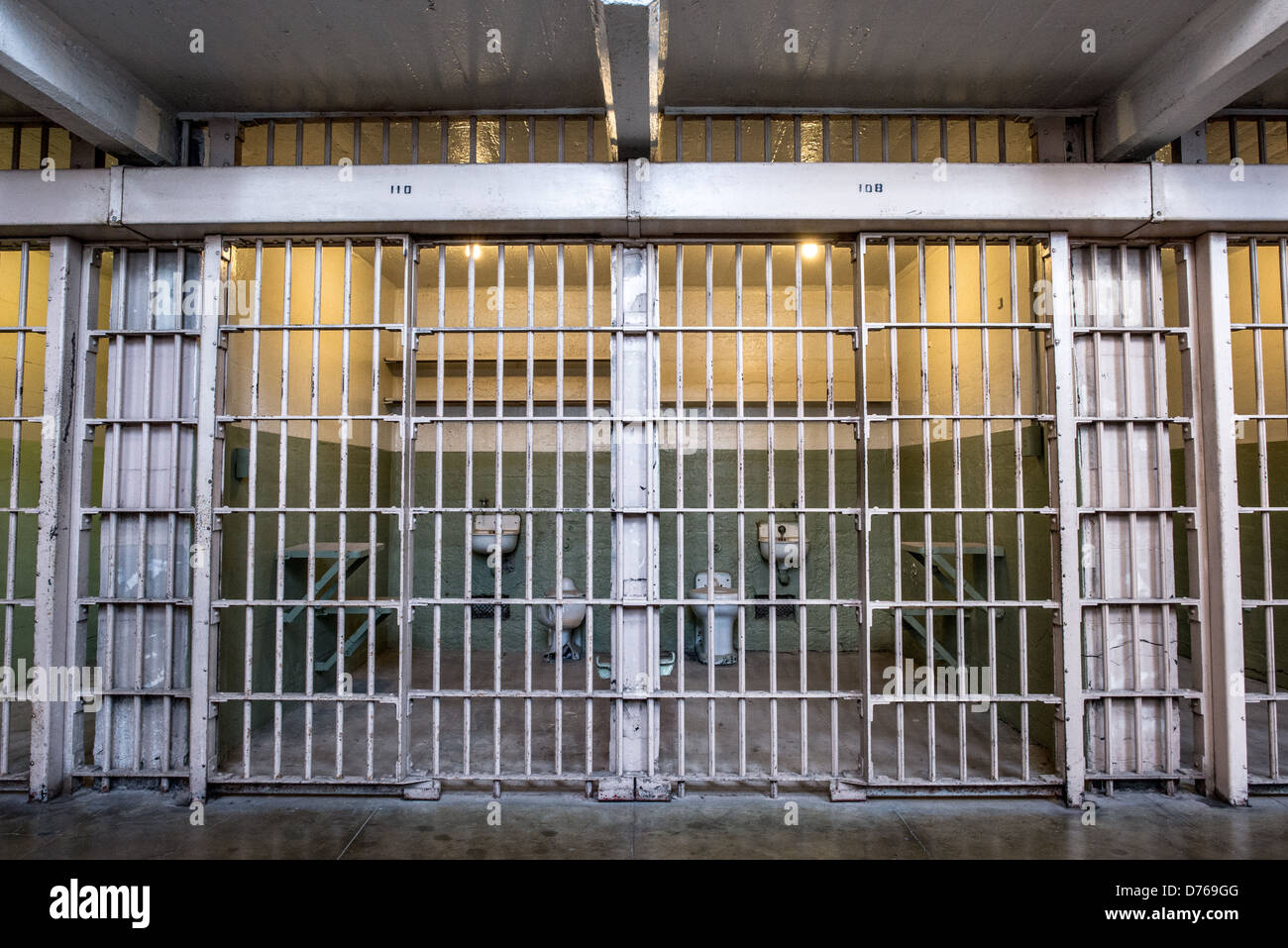 Cellule de prison du pénitencier fédéral d'Alcatraz San Francisco Californie // SAN FRANCISCO, Californie — des portes à barres métalliques solides scellent deux cellules dans l'aile haute sécurité du pénitencier fédéral d'Alcatraz sur l'île d'Alcatraz dans la baie de San Francisco. La prison a fonctionné comme un pénitencier fédéral de 1934 à 1963, abritant certains des criminels les plus célèbres d'Amérique, y compris Al Capone et Robert Stroud. Ces cellules renforcées faisaient partie de l'unité d'hébergement la plus restrictive de l'établissement, conçue pour les détenus qui enfreignaient les règles de la prison ou présentaient des risques pour la sécurité. Alcatraz était considéré comme résistant à l'évasion en raison de son îlot Banque D'Images