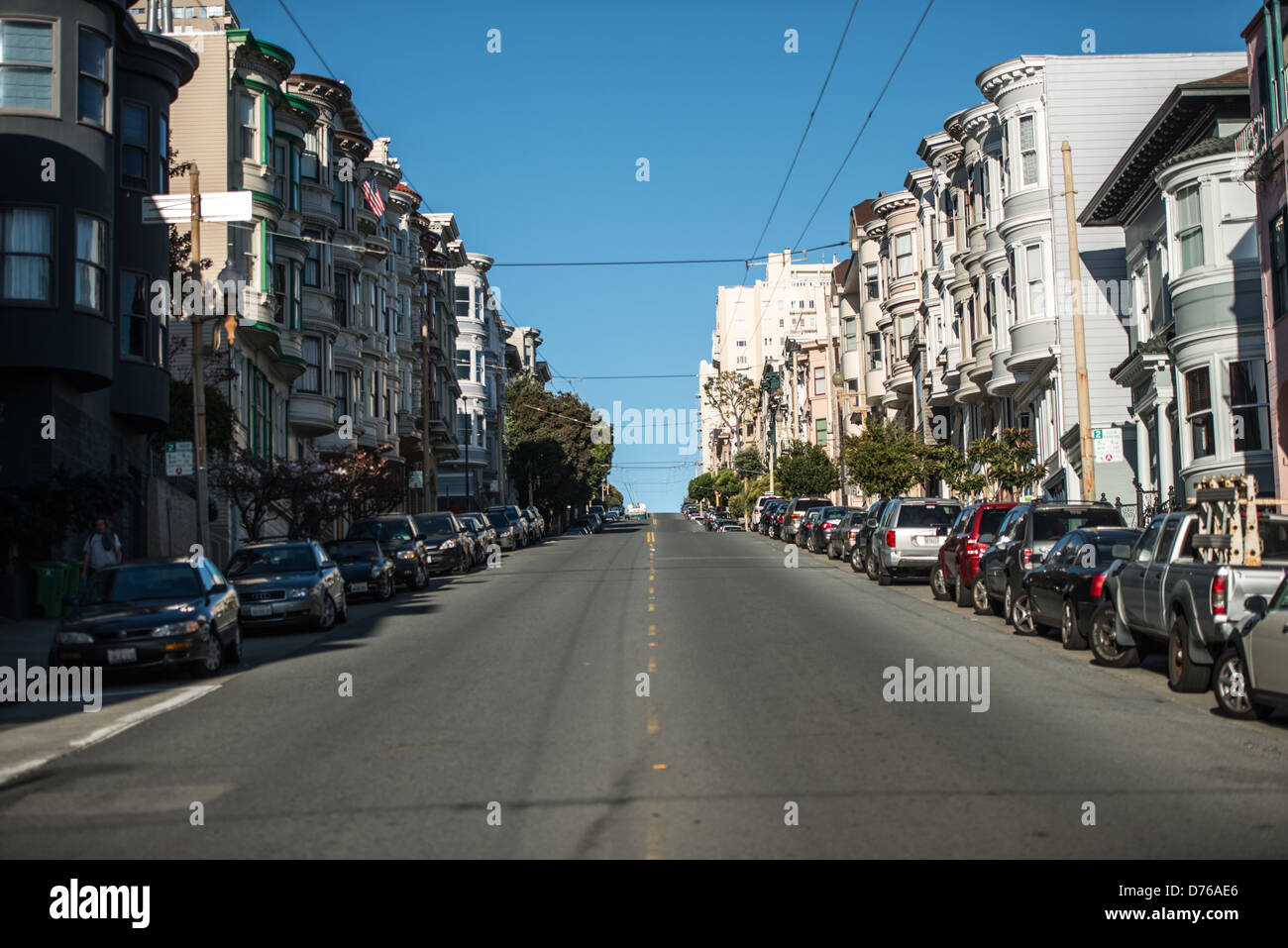 North Beach Steep Hill topographie San Francisco Californie // SAN FRANCISCO, Californie — une des collines typiquement escarpées définit la topographie du quartier de North Beach. North Beach, historiquement connu comme le quartier italo-américain de San Francisco, se trouve sur le côté nord-est de la ville entre Russian Hill et Telegraph Hill. Le quartier a longtemps été reconnu pour son important patrimoine italien et ses contributions culturelles à la ville. North Beach s'est développé comme une zone de peuplement majeure pour les immigrants italiens à partir de la fin du XIXe siècle. Le terrain escarpé de la région est Banque D'Images