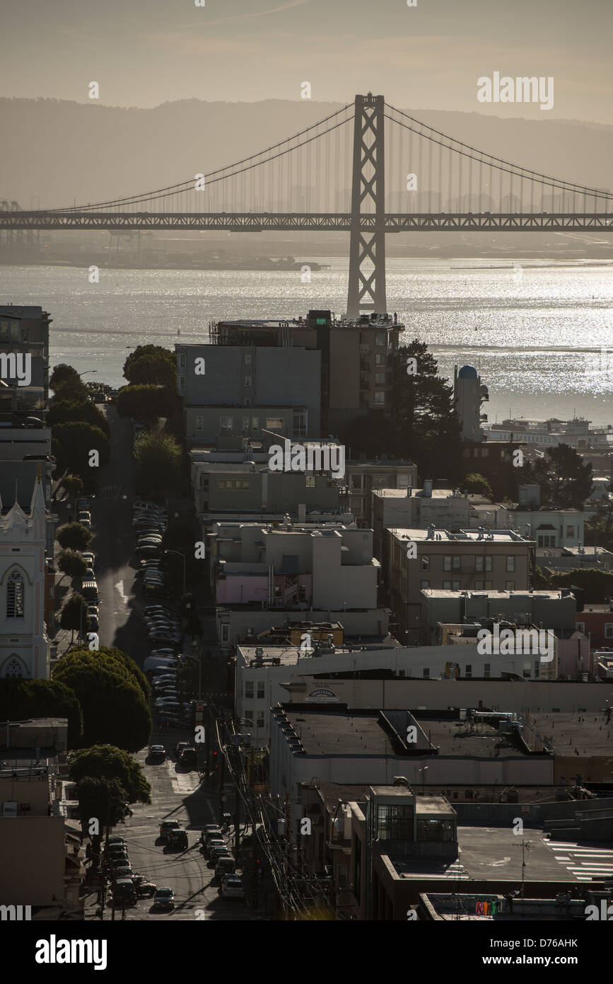 San Francisco Oakland Bay Bridge Silhouette San Francisco // Silhouette du San Francisco–Oakland Bay Bridge (connu localement sous le nom de Bay Bridge) qui relie San Francisco à Oakland à travers la baie de San Francisco. Banque D'Images